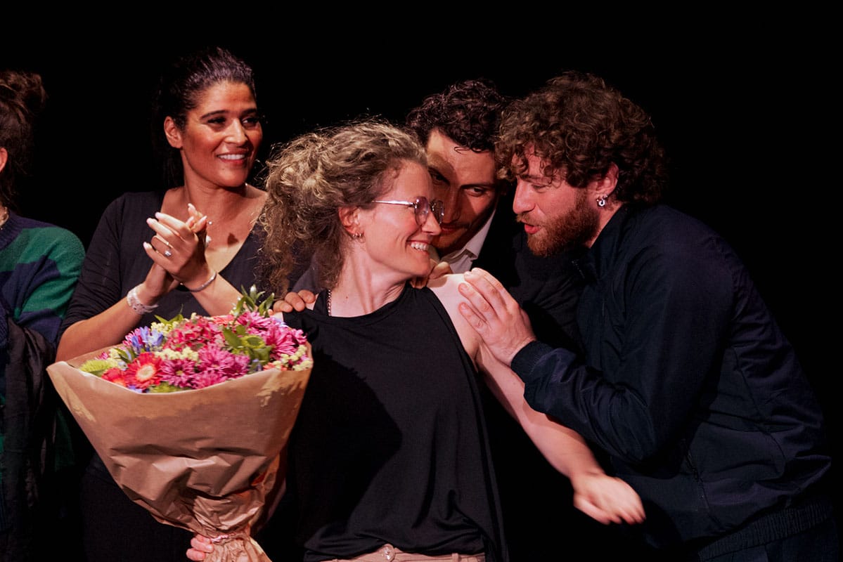 Une prof et ses élèves comblés lors de la représentation de fin d'année de leur pièce