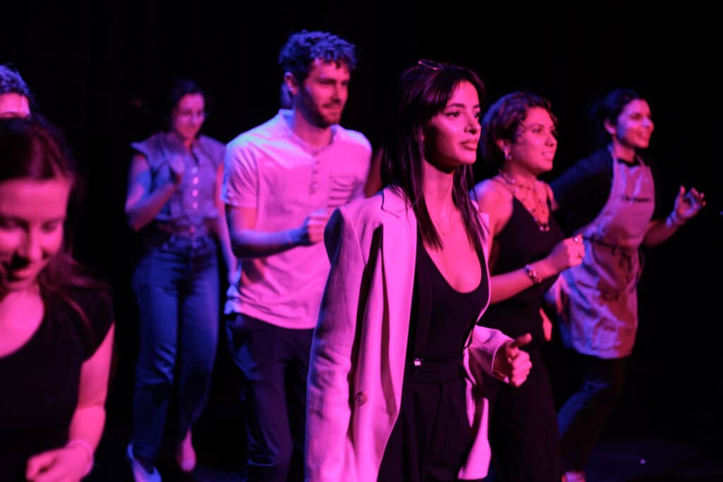 Une troupe d'élèves en cours de théâtre d'improvisation
