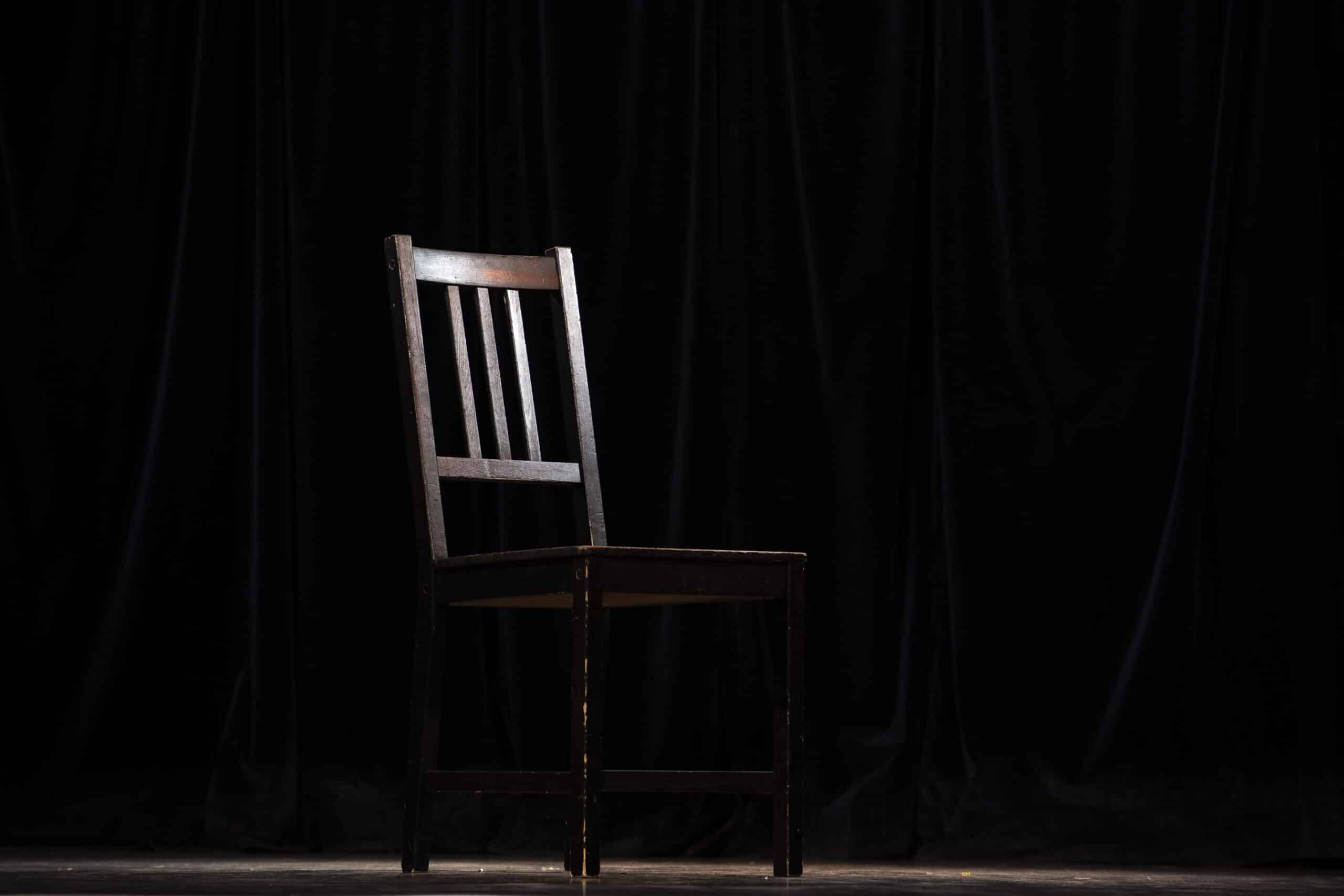 Une chaise qui symbolise le trac avant de monter sur la scène d'un théâtre