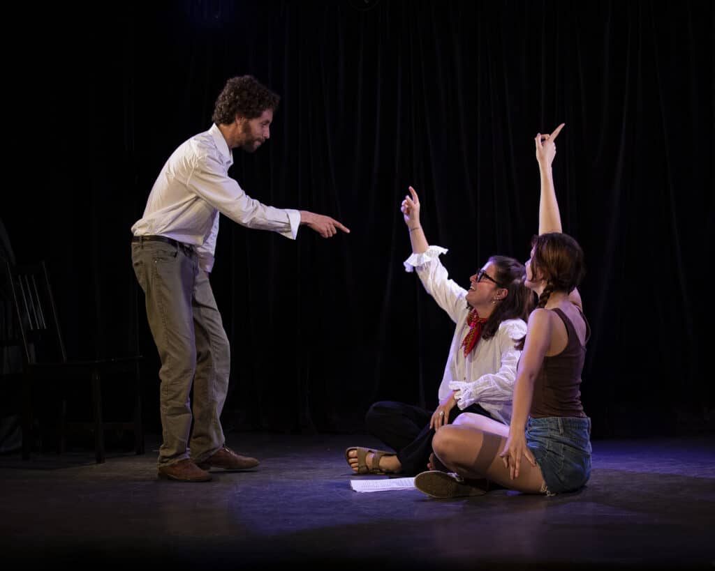 Un élèves qui donne un cours à d'autres