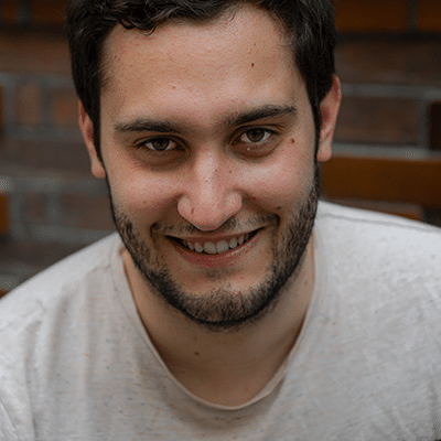 Portrait de Albin professeur de théâtre amateur aux Apprentis du Jeu