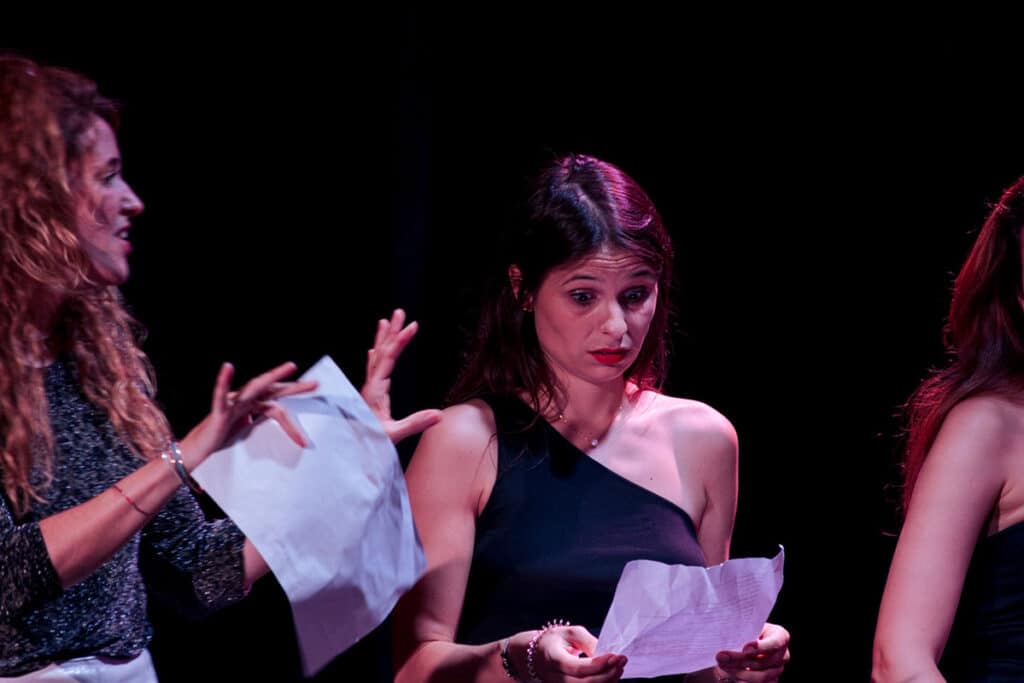 Comédienne déchiffrant un texte pendant une scène