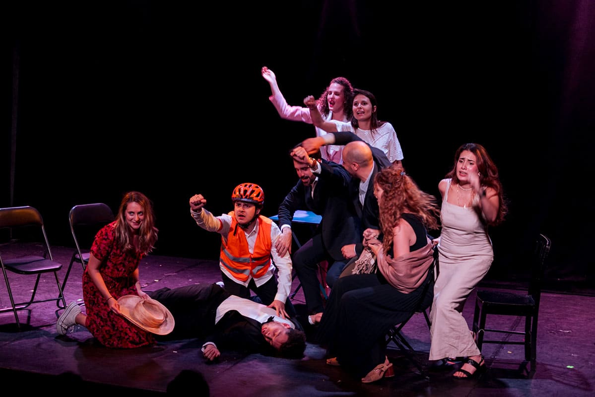 Scène de groupe lors d'une représentation de fin d'année