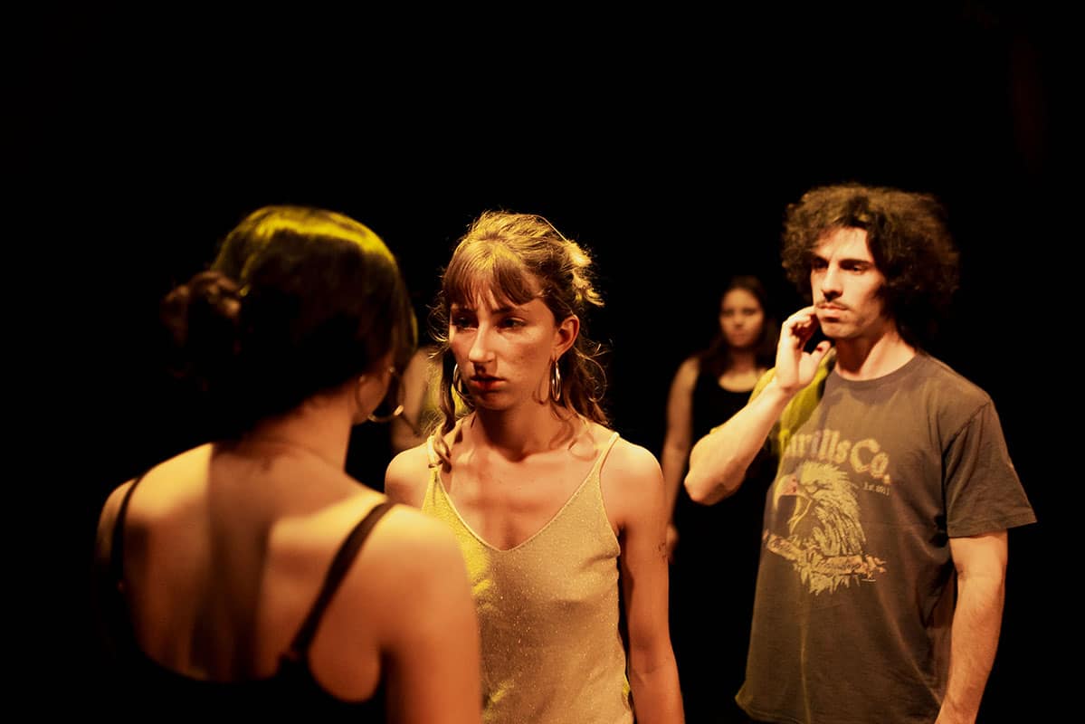 Photo représentant 3 élèves de théâtre amateurs en train de jouer leur scène