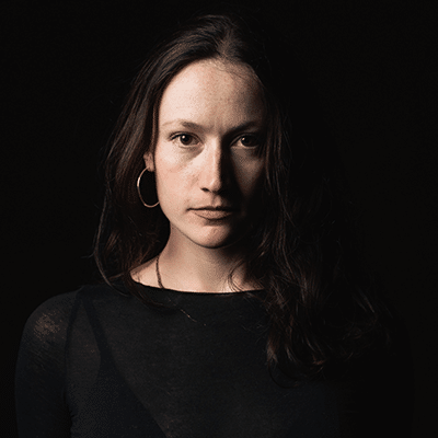 Portrait de Justine professeur de théâtre amateur aux Apprentis du Jeu