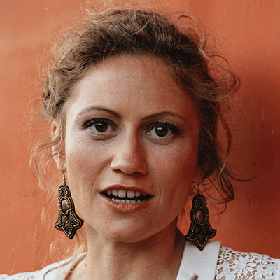 Portrait de Lou professeur de théâtre amateur aux Apprentis du Jeu