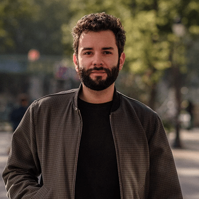Portrait de Robin Ormond professeur de théâtre amateur aux Apprentis du Jeu