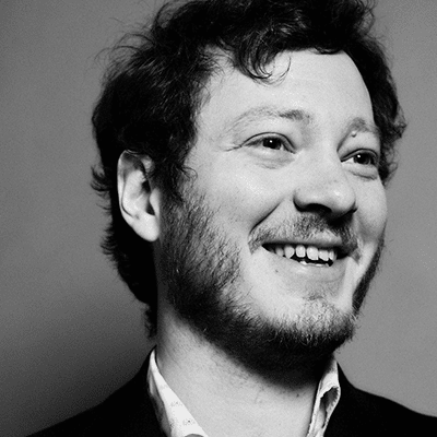 Portrait de Robin Summa professeur de théâtre amateur aux Apprentis du Jeu