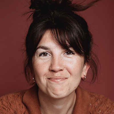 Portrait de Sana professeur de théâtre amateur aux Apprentis du Jeu