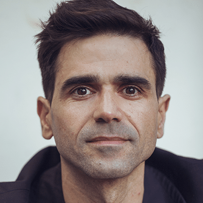 Portrait de Zéphyr professeur de théâtre amateur aux Apprentis du Jeu