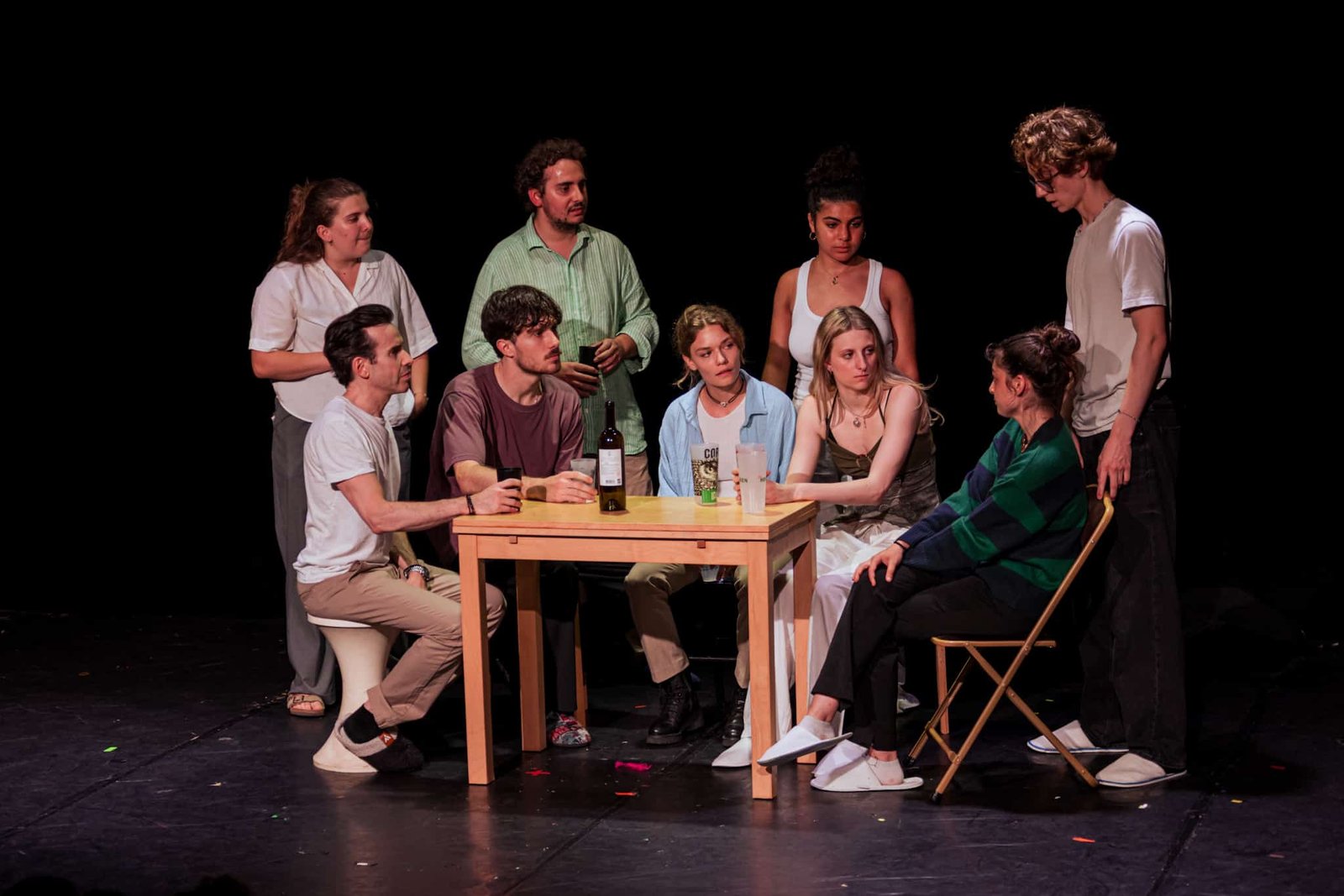 Un groupe d'adultes en cours de théâtre aux Apprentis du Jeu, à Paris