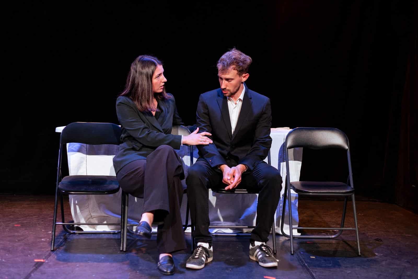 Deux élèves des Apprentis du Jeu jouant une scène lors du spectacle de fin d'année