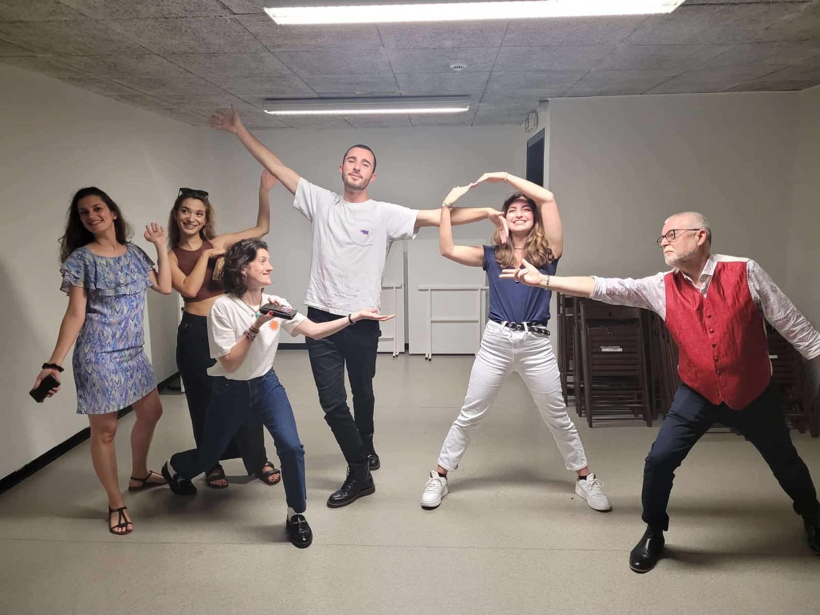 Six élèves en pleine improvisation pendant un cours de théâtre à la Cité internationale des Arts, Paris 4e