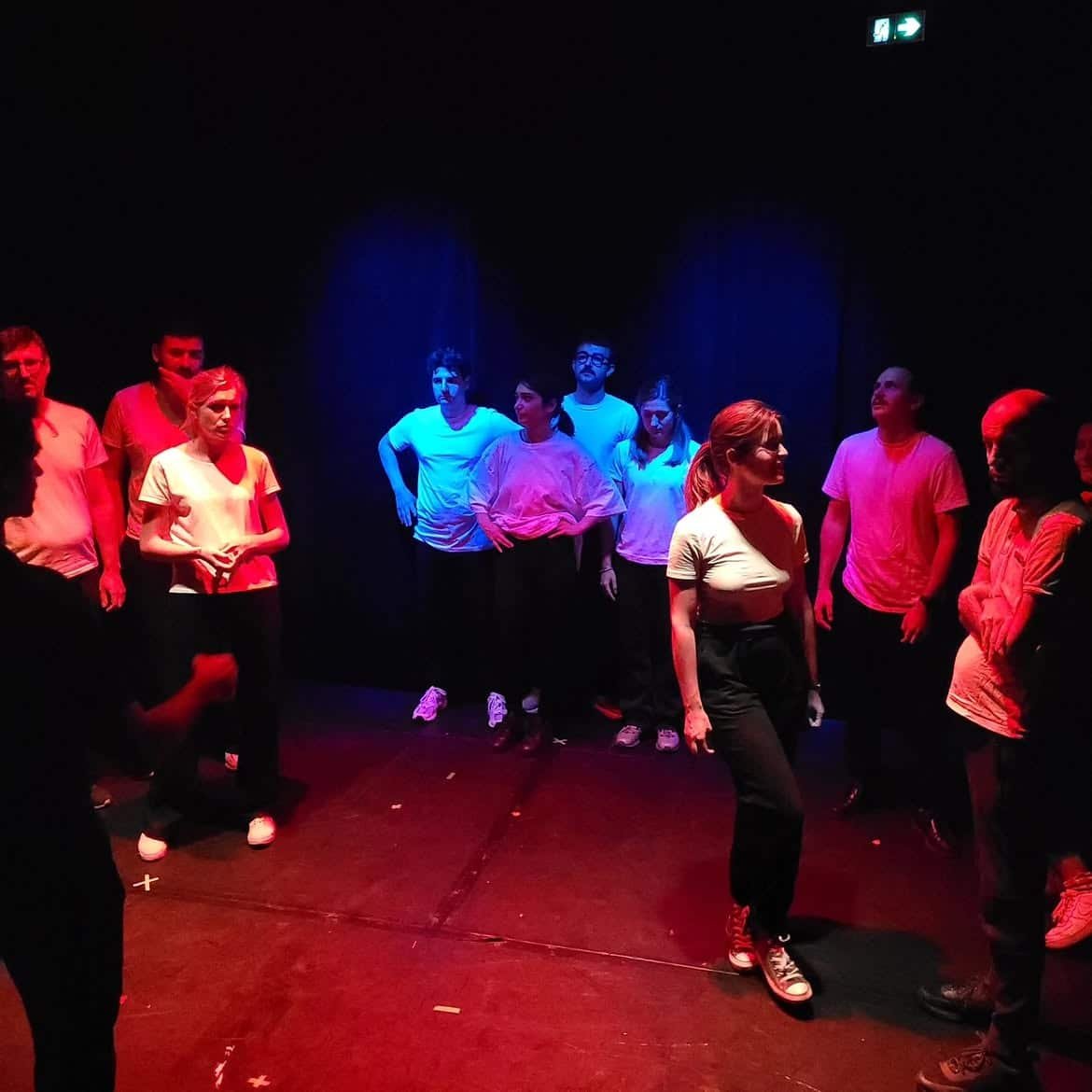 Un groupe des Apprentis du Jeu sur scène lors du spectacle de fin d'année