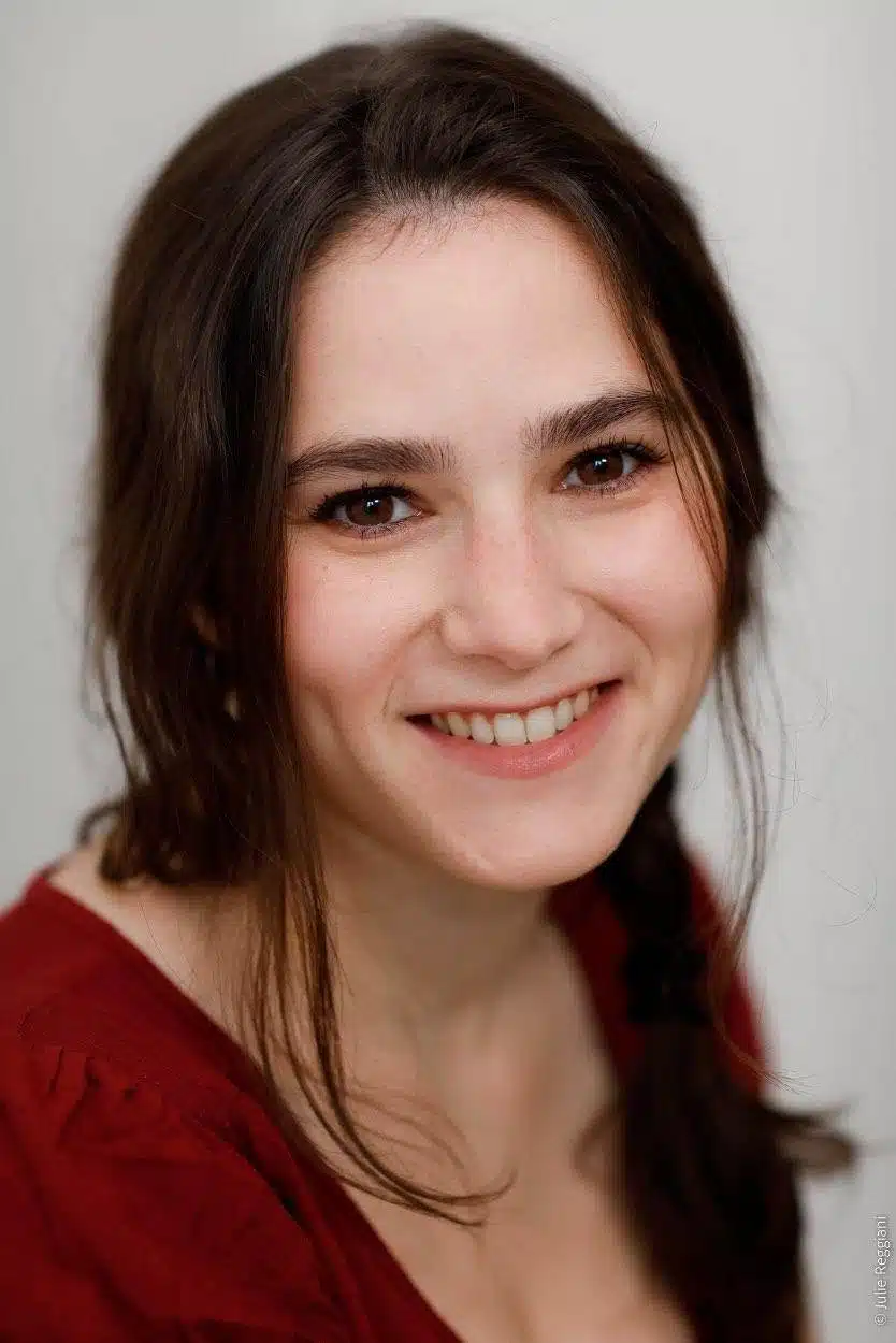 Portrait de Camille, comédienne, chanteuse et danseuse aux Apprentis du Jeu