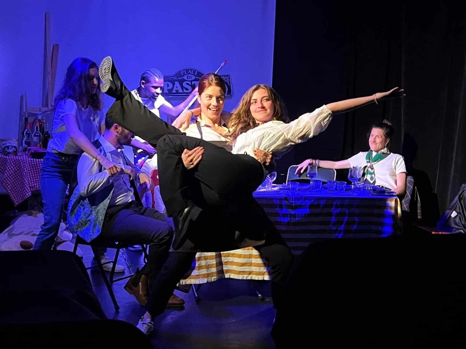 Des élèves des Apprentis du Jeu dans Un air de famille, au Théâtre de la Boussole